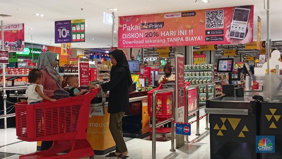 Transmart Full Day Sale resmi berlangsung Selasa (8/8/23) mulai pukul 10.00 WIB hingga tutup. Meski masih pagi, namun mulai banyak masyarakat yang berbelanja di Transmart Kota Kasablanka. (CNBC Indonesia/Ferry Sandi)