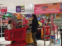 Transmart Full Day Sale resmi berlangsung Selasa (8/8/23) mulai pukul 10.00 WIB hingga tutup. Meski masih pagi, namun mulai banyak masyarakat yang berbelanja di Transmart Kota Kasablanka. (CNBC Indonesia/Ferry Sandi)
