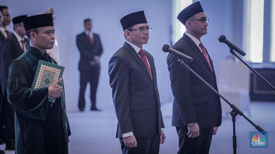 Agusman dan Hasan Fawzi  menjalani pelantikan sebagai Anggota Dewan Komisioner Otoritas Jasa Keuangan (DK OJK) baru untuk periode 2023-2028 di Mahkamah Agung, Jakarta, Rabu (9/8/2023). (CNBC Indonesia/Faisal Rahman)