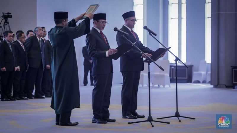 Agusman dan Hasan Fawzi  menjalani pelantikan sebagai Anggota Dewan Komisioner Otoritas Jasa Keuangan (DK OJK) baru untuk periode 2023-2028 di Mahkamah Agung, Jakarta, Rabu (9/8/2023). (CNBC Indonesia/Faisal Rahman)