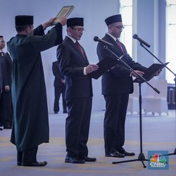 Momen Agusman dan Hasan Fawzi Dilantik Jadi Bos OJK