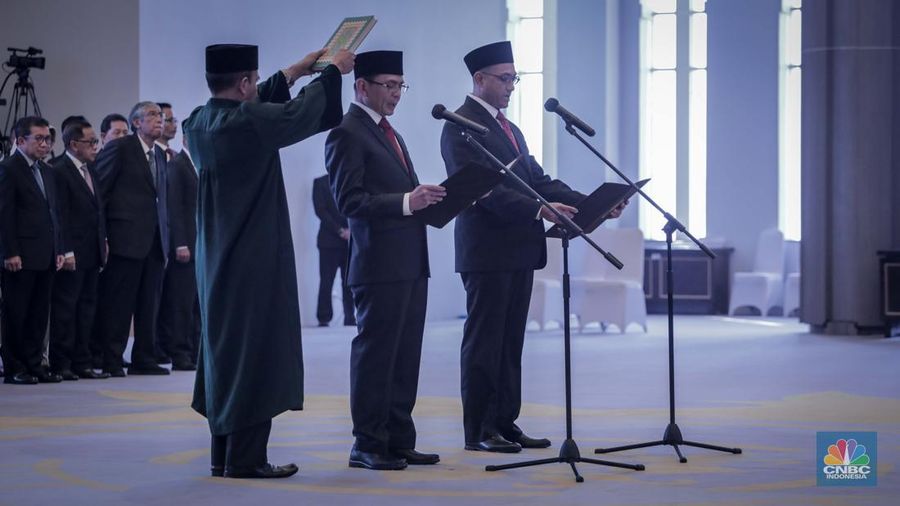 Agusman dan Hasan Fawzi  menjalani pelantikan sebagai Anggota Dewan Komisioner Otoritas Jasa Keuangan (DK OJK) baru untuk periode 2023-2028 di Mahkamah Agung, Jakarta, Rabu (9/8/2023). (CNBC Indonesia/Faisal Rahman)