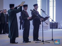 Momen Agusman dan Hasan Fawzi Dilantik Jadi Bos OJK