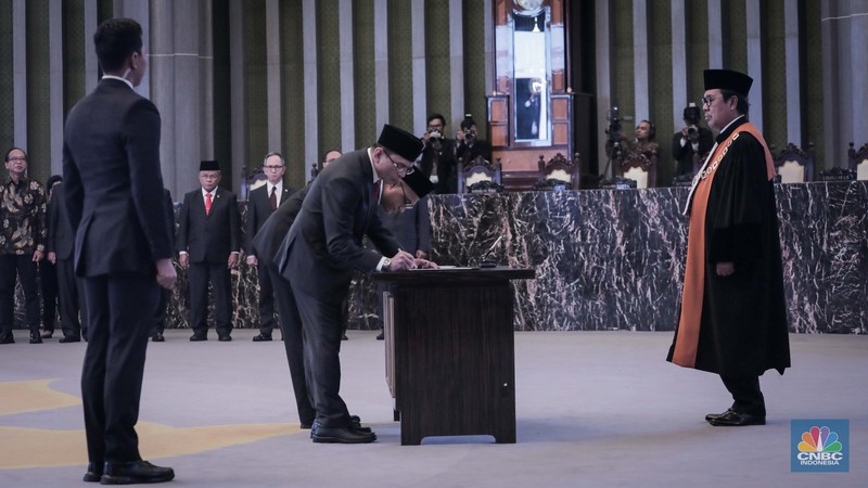 Agusman dan Hasan Fawzi menjalani pelantikan sebagai Anggota Dewan Komisioner Otoritas Jasa Keuangan (DK OJK) baru untuk periode 2023-2028 di Mahkamah Agung, Jakarta, Rabu (9/8/2023). (CNBC Indonesia/Faisal Rahman) Agusman dan Hasan Fawzi menjalani pelantikan sebagai Anggota Dewan Komisioner Otoritas Jasa Keuangan (DK OJK) baru untuk periode 2023-2028 di Mahkamah Agung, Jakarta, Rabu (9/8/2023). (CNBC Indonesia/Faisal Rahman)