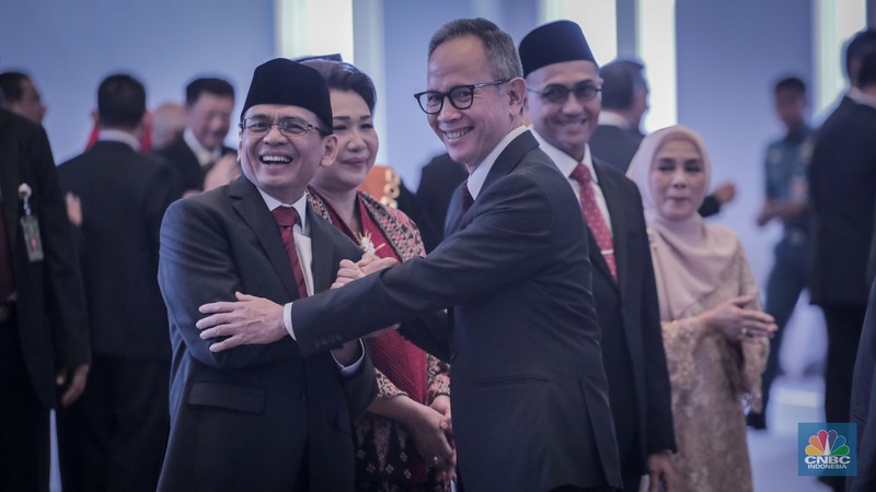 Agusman dan Hasan Fawzi menjalani pelantikan sebagai Anggota Dewan Komisioner Otoritas Jasa Keuangan (DK OJK) baru untuk periode 2023-2028 di Mahkamah Agung, Jakarta, Rabu (9/8/2023). (CNBC Indonesia/Faisal Rahman) Agusman dan Hasan Fawzi menjalani pelantikan sebagai Anggota Dewan Komisioner Otoritas Jasa Keuangan (DK OJK) baru untuk periode 2023-2028 di Mahkamah Agung, Jakarta, Rabu (9/8/2023). (CNBC Indonesia/Faisal Rahman)
