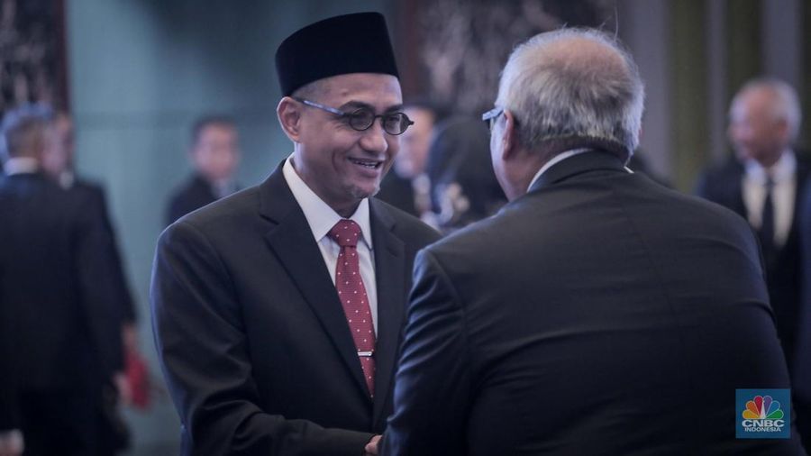 Agusman dan Hasan Fawzi  menjalani pelantikan sebagai Anggota Dewan Komisioner Otoritas Jasa Keuangan (DK OJK) baru untuk periode 2023-2028 di Mahkamah Agung, Jakarta, Rabu (9/8/2023). (CNBC Indonesia/Faisal Rahman)