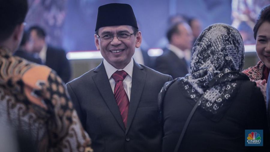 Agusman dan Hasan Fawzi  menjalani pelantikan sebagai Anggota Dewan Komisioner Otoritas Jasa Keuangan (DK OJK) baru untuk periode 2023-2028 di Mahkamah Agung, Jakarta, Rabu (9/8/2023). (վ/Faisal Rahman)