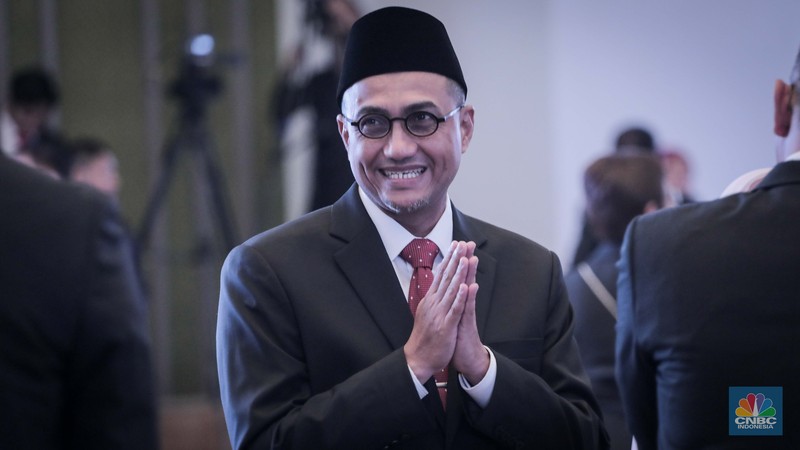 Agusman dan Hasan Fawzi menjalani pelantikan sebagai Anggota Dewan Komisioner Otoritas Jasa Keuangan (DK OJK) baru untuk periode 2023-2028 di Mahkamah Agung, Jakarta, Rabu (9/8/2023). (CNBC Indonesia/Faisal Rahman) Agusman dan Hasan Fawzi menjalani pelantikan sebagai Anggota Dewan Komisioner Otoritas Jasa Keuangan (DK OJK) baru untuk periode 2023-2028 di Mahkamah Agung, Jakarta, Rabu (9/8/2023). (CNBC Indonesia/Faisal Rahman)