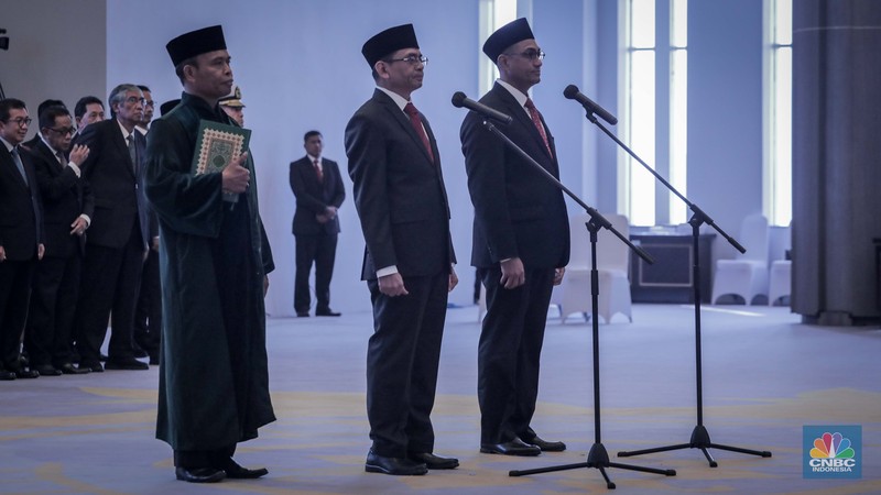 Agusman dan Hasan Fawzi menjalani pelantikan sebagai Anggota Dewan Komisioner Otoritas Jasa Keuangan (DK OJK) baru untuk periode 2023-2028 di Mahkamah Agung, Jakarta, Rabu (9/8/2023). (CNBC Indonesia/Faisal Rahman) Agusman dan Hasan Fawzi menjalani pelantikan sebagai Anggota Dewan Komisioner Otoritas Jasa Keuangan (DK OJK) baru untuk periode 2023-2028 di Mahkamah Agung, Jakarta, Rabu (9/8/2023). (CNBC Indonesia/Faisal Rahman)