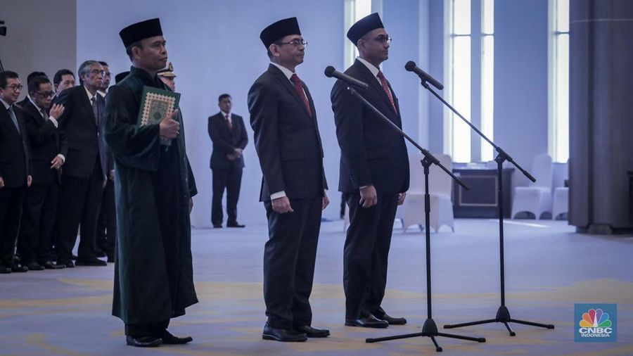 Agusman dan Hasan Fawzi  menjalani pelantikan sebagai Anggota Dewan Komisioner Otoritas Jasa Keuangan (DK OJK) baru untuk periode 2023-2028 di Mahkamah Agung, Jakarta, Rabu (9/8/2023). (CNBC Indonesia/Faisal Rahman)