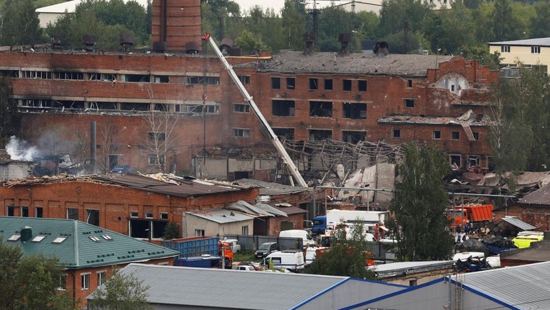 Dalam foto yang diambil dari video dan dirilis oleh Administrasi saluran telegram distrik kotamadya Sergiev Posad wilayah Moskow pada Rabu, 9 Agustus 2023, asap mengepul dari Pabrik Optik dan Mekanik Zagorsk di kota Sergiev Posad, Wilayah Moskow, sekitar 65 km (41miles) timur laut Moskow, Rusia. Gubernur wilayah Moskow, Andrei Vorobyov, mengatakan sedikitnya 31 orang terluka setelah sebuah gudang berisi kembang api meledak di sebuah pabrik di utara Moskow. Saluran media sosial Rusia membagikan rekaman yang menunjukkan kepulan asap besar mengepul ke udara dan memecahkan jendela. (Administration of Sergiev Posad municipal district of Moscow region telegram channel via AP)
