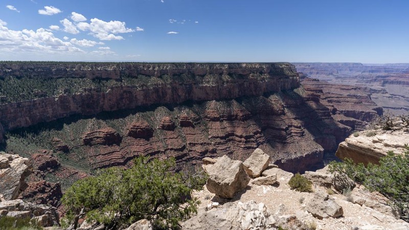 Presiden AS Joe Biden berbicara dengan Ed Keable, pengawas Taman Nasional Grand Canyon, di Taman Nasional Grand Canyon di Grand Canyon, Arizona, AS 8 Agustus 2023. (REUTERS/Jonathan Ernst)