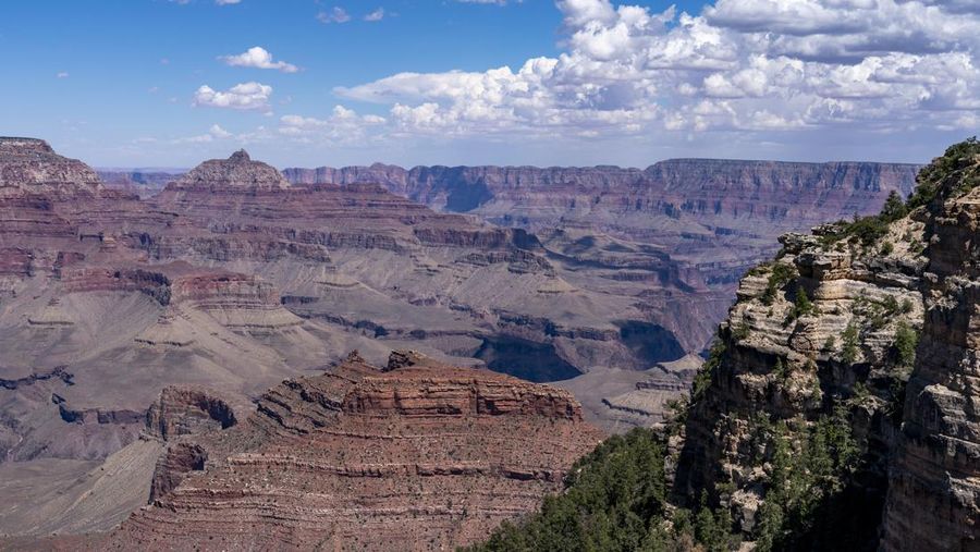 Presiden AS Joe Biden berbicara dengan Ed Keable, pengawas Taman Nasional Grand Canyon, di Taman Nasional Grand Canyon di Grand Canyon, Arizona, AS 8 Agustus 2023. (REUTERS/Jonathan Ernst)
