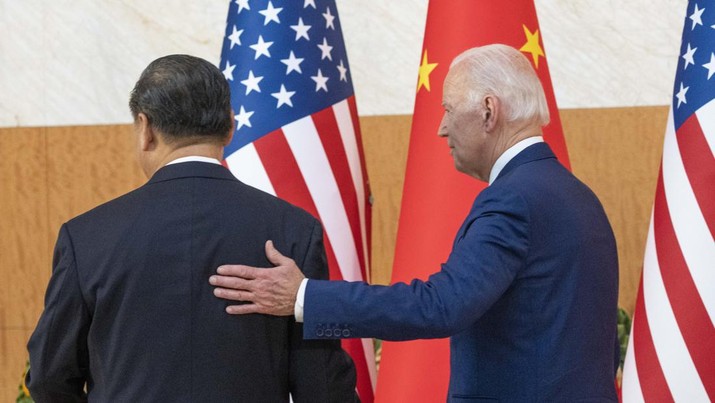 U.S. President Joe Biden, right, departs with Chinese President Xi Jinping for a meeting on the sidelines of the G20 summit meeting, Monday, Nov. 14, 2022, in Bali, Indonesia. (AP Photo/Alex Brandon)