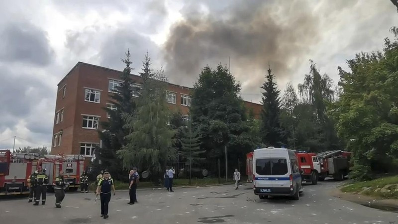 Dalam foto yang diambil dari video dan dirilis oleh Administrasi saluran telegram distrik kotamadya Sergiev Posad wilayah Moskow pada Rabu, 9 Agustus 2023, asap mengepul dari Pabrik Optik dan Mekanik Zagorsk di kota Sergiev Posad, Wilayah Moskow, sekitar 65 km (41miles) timur laut Moskow, Rusia. Gubernur wilayah Moskow, Andrei Vorobyov, mengatakan sedikitnya 31 orang terluka setelah sebuah gudang berisi kembang api meledak di sebuah pabrik di utara Moskow. Saluran media sosial Rusia membagikan rekaman yang menunjukkan kepulan asap besar mengepul ke udara dan memecahkan jendela. (Administration of Sergiev Posad municipal district of Moscow region telegram channel via AP)