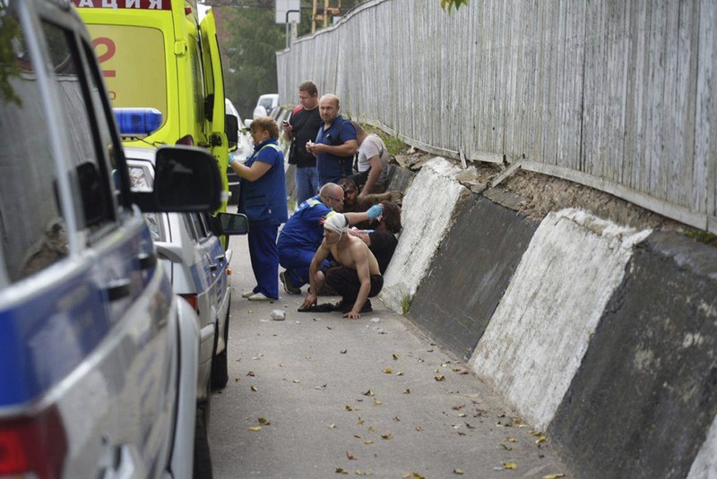 Dalam foto yang diambil dari video dan dirilis oleh Administrasi saluran telegram distrik kotamadya Sergiev Posad wilayah Moskow pada Rabu, 9 Agustus 2023. Dalam foto yang diambil dari video dan dirilis oleh Administrasi saluran telegram distrik kotamadya Sergiev Posad wilayah Moskow pada Rabu, 9 Agustus 2023, asap mengepul dari Pabrik Optik dan Mekanik Zagorsk di kota Sergiev Posad, Wilayah Moskow, sekitar 65 km (41miles) timur laut Moskow, Rusia. Gubernur wilayah Moskow, Andrei Vorobyov, mengatakan sedikitnya 31 orang terluka setelah sebuah gudang berisi kembang api meledak di sebuah pabrik di utara Moskow. Saluran media sosial Rusia membagikan rekaman yang menunjukkan kepulan asap besar mengepul ke udara dan memecahkan jendela. (Administration of Sergiev Posad municipal district of Moscow region telegram channel via AP)