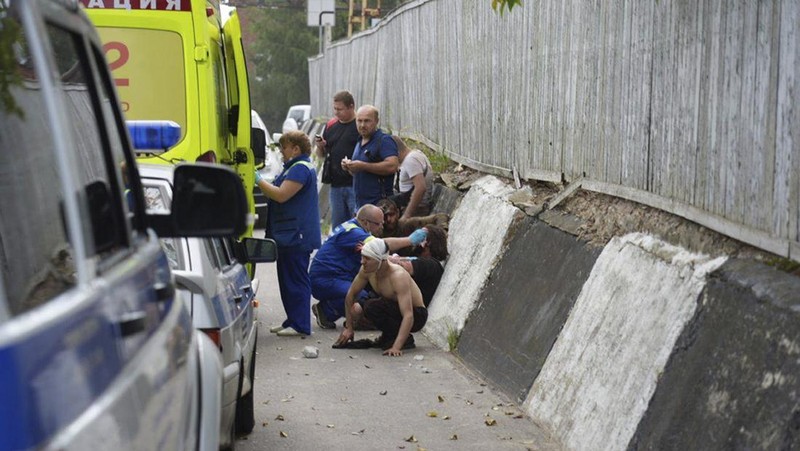 Dalam foto yang diambil dari video dan dirilis oleh Administrasi saluran telegram distrik kotamadya Sergiev Posad wilayah Moskow pada Rabu, 9 Agustus 2023, asap mengepul dari Pabrik Optik dan Mekanik Zagorsk di kota Sergiev Posad, Wilayah Moskow, sekitar 65 km (41miles) timur laut Moskow, Rusia. Gubernur wilayah Moskow, Andrei Vorobyov, mengatakan sedikitnya 31 orang terluka setelah sebuah gudang berisi kembang api meledak di sebuah pabrik di utara Moskow. Saluran media sosial Rusia membagikan rekaman yang menunjukkan kepulan asap besar mengepul ke udara dan memecahkan jendela. (Administration of Sergiev Posad municipal district of Moscow region telegram channel via AP)