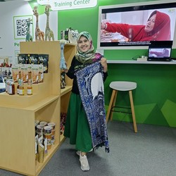 Bisnis Fesyen Ini Usung Sustainable Batik & Zero Waste