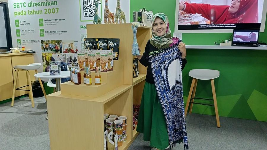 Dewi Astuti (36) pemilik bisnis fesyen dengan “Ghawean Dewe” (Dok HM Sampoerna)