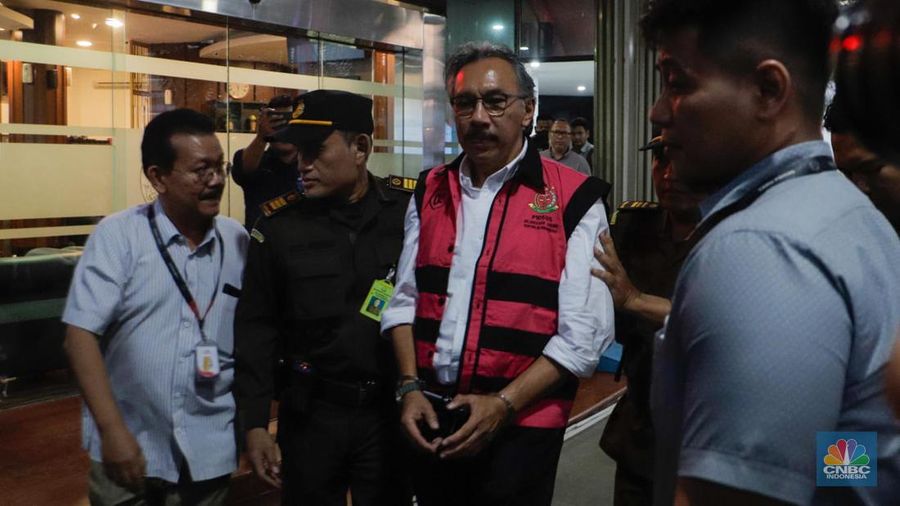 Eks Dirjen Minerba Ridwan Djamaluddin memakai baju tahanan usai diperiksa Kejagung, Jakarta, Rabu (9/8/2023). (CNBC Indonesia/Faisal Rahman)