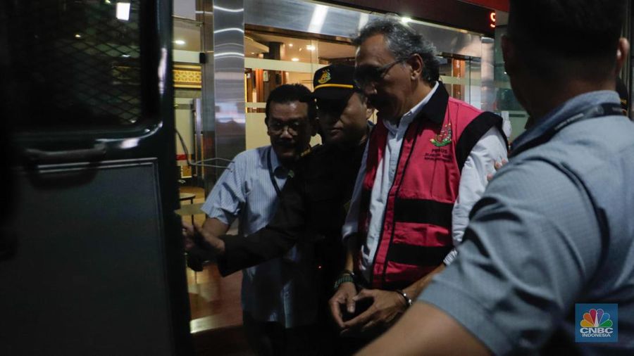 Eks Dirjen Minerba Ridwan Djamaluddin memakai baju tahanan usai diperiksa Kejagung, Jakarta, Rabu (9/8/2023). (CNBC Indonesia/Faisal Rahman)
