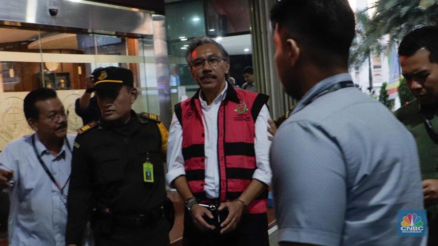 Eks Dirjen Minerba Ridwan Djamaluddin memakai baju tahanan usai diperiksa Kejagung, Jakarta, Rabu (9/8/2023). (CNBC Indonesia/Faisal Rahman)