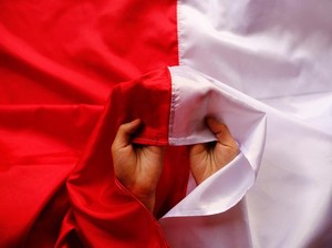 Video: Aksi Damkar Kibarkan Bendera Merah Putih Raksasa di Depok