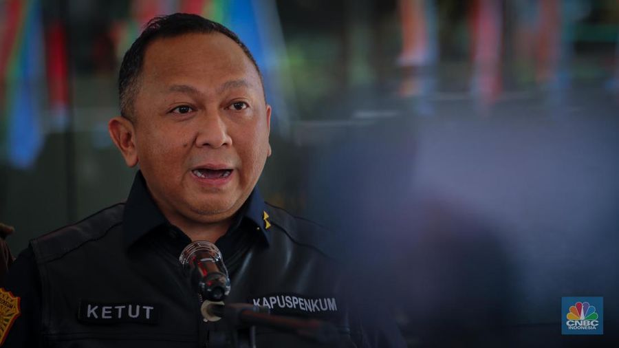 Kepala Pusat Penerangan Hukum Kejaksaan Agung, Ketut Sumedana memberikan ketereangan kepada wartawan di Gedung Bundar, Kejaksaan Agung, Jakarta, Rabu (9/8/2023). (CNBC Indonesia/Faisal Rahman)