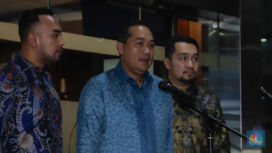 Mantan Menteri Perdagangan, M Luthfi usai menjalani pemeriksaan di Gedung Bundar, Kejaksaan Agung, Jakart, Rabu (9/3/2023). (CNBC Indonesia/Faisal Rahman)
