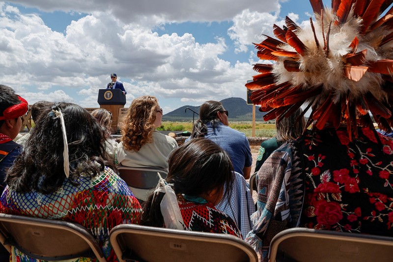 Presiden AS Joe Biden berbicara dengan Ed Keable, pengawas Taman Nasional Grand Canyon, di Taman Nasional Grand Canyon di Grand Canyon, Arizona, AS 8 Agustus 2023. Presiden AS Joe Biden berbicara dengan Ed Keable, pengawas Taman Nasional Grand Canyon, di Taman Nasional Grand Canyon di Grand Canyon, Arizona, AS 8 Agustus 2023. (REUTERS/Jonathan Ernst)