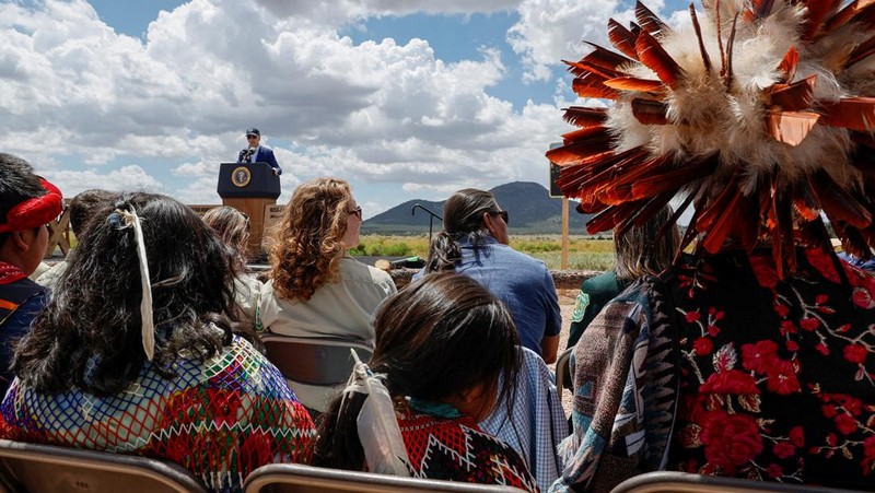 Presiden AS Joe Biden berbicara dengan Ed Keable, pengawas Taman Nasional Grand Canyon, di Taman Nasional Grand Canyon di Grand Canyon, Arizona, AS 8 Agustus 2023. (REUTERS/Jonathan Ernst)