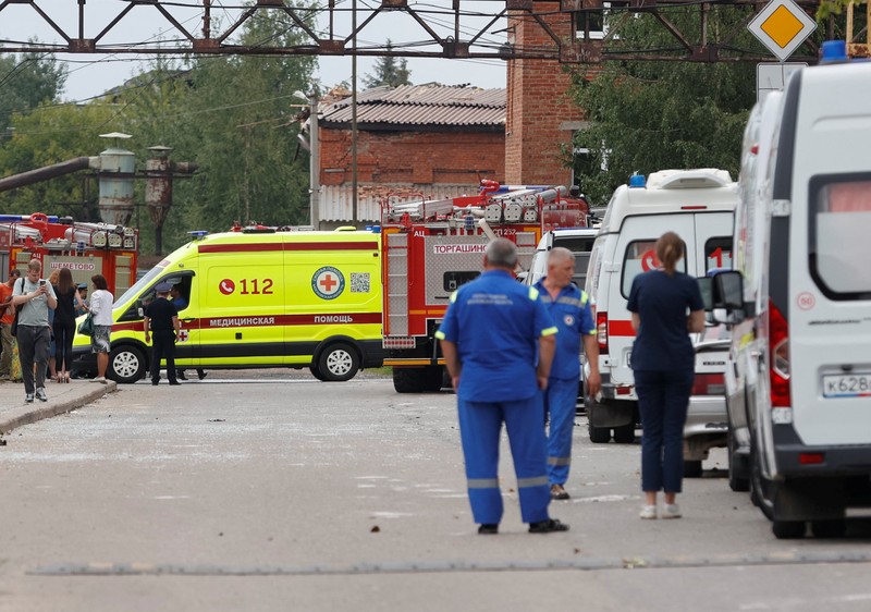 Dalam foto yang diambil dari video dan dirilis oleh Administrasi saluran telegram distrik kotamadya Sergiev Posad wilayah Moskow pada Rabu, 9 Agustus 2023. Dalam foto yang diambil dari video dan dirilis oleh Administrasi saluran telegram distrik kotamadya Sergiev Posad wilayah Moskow pada Rabu, 9 Agustus 2023, asap mengepul dari Pabrik Optik dan Mekanik Zagorsk di kota Sergiev Posad, Wilayah Moskow, sekitar 65 km (41miles) timur laut Moskow, Rusia. Gubernur wilayah Moskow, Andrei Vorobyov, mengatakan sedikitnya 31 orang terluka setelah sebuah gudang berisi kembang api meledak di sebuah pabrik di utara Moskow. Saluran media sosial Rusia membagikan rekaman yang menunjukkan kepulan asap besar mengepul ke udara dan memecahkan jendela. (Administration of Sergiev Posad municipal district of Moscow region telegram channel via AP)