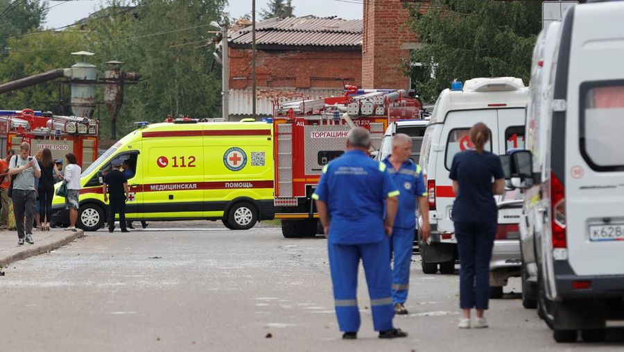 Dalam foto yang diambil dari video dan dirilis oleh Administrasi saluran telegram distrik kotamadya Sergiev Posad wilayah Moskow pada Rabu, 9 Agustus 2023, asap mengepul dari Pabrik Optik dan Mekanik Zagorsk di kota Sergiev Posad, Wilayah Moskow, sekitar 65 km (41miles) timur laut Moskow, Rusia. Gubernur wilayah Moskow, Andrei Vorobyov, mengatakan sedikitnya 31 orang terluka setelah sebuah gudang berisi kembang api meledak di sebuah pabrik di utara Moskow. Saluran media sosial Rusia membagikan rekaman yang menunjukkan kepulan asap besar mengepul ke udara dan memecahkan jendela. (Administration of Sergiev Posad municipal district of Moscow region telegram channel via AP)