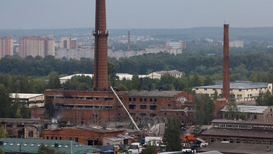 Dalam foto yang diambil dari video dan dirilis oleh Administrasi saluran telegram distrik kotamadya Sergiev Posad wilayah Moskow pada Rabu, 9 Agustus 2023, asap mengepul dari Pabrik Optik dan Mekanik Zagorsk di kota Sergiev Posad, Wilayah Moskow, sekitar 65 km (41miles) timur laut Moskow, Rusia. Gubernur wilayah Moskow, Andrei Vorobyov, mengatakan sedikitnya 31 orang terluka setelah sebuah gudang berisi kembang api meledak di sebuah pabrik di utara Moskow. Saluran media sosial Rusia membagikan rekaman yang menunjukkan kepulan asap besar mengepul ke udara dan memecahkan jendela. (Administration of Sergiev Posad municipal district of Moscow region telegram channel via AP)