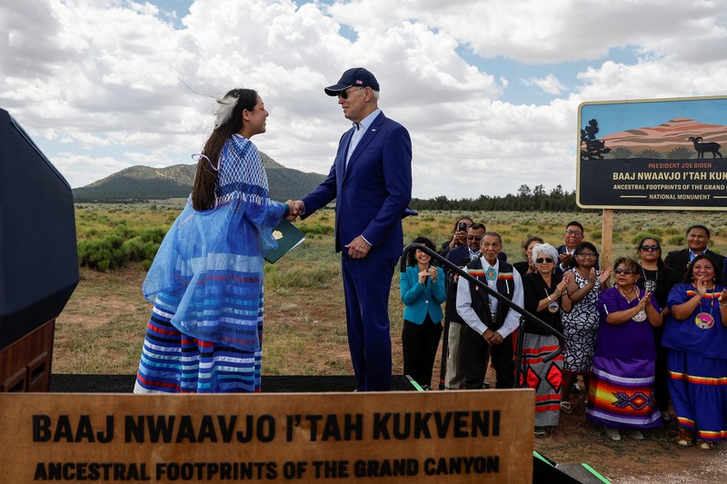 Presiden AS Joe Biden berbicara dengan Ed Keable, pengawas Taman Nasional Grand Canyon, di Taman Nasional Grand Canyon di Grand Canyon, Arizona, AS 8 Agustus 2023. Presiden AS Joe Biden berbicara dengan Ed Keable, pengawas Taman Nasional Grand Canyon, di Taman Nasional Grand Canyon di Grand Canyon, Arizona, AS 8 Agustus 2023. (REUTERS/Jonathan Ernst)