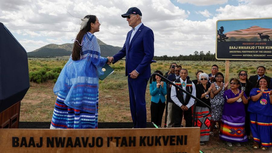 Presiden AS Joe Biden berbicara dengan Ed Keable, pengawas Taman Nasional Grand Canyon, di Taman Nasional Grand Canyon di Grand Canyon, Arizona, AS 8 Agustus 2023. (REUTERS/Jonathan Ernst)
