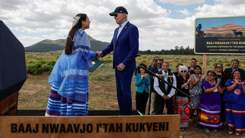 Presiden AS Joe Biden berbicara dengan Ed Keable, pengawas Taman Nasional Grand Canyon, di Taman Nasional Grand Canyon di Grand Canyon, Arizona, AS 8 Agustus 2023. (REUTERS/Jonathan Ernst)