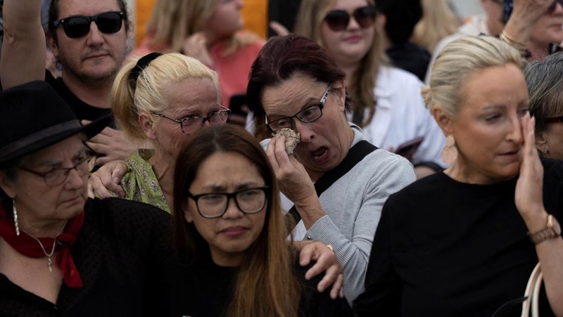 A hearse carrying the coffin of late Irish singer Sinead O'Connor passes outside her former home during her funeral procession as fans line the street to say their last goodbye to her, in Bray, Ireland, August 8, 2023. REUTERS/Clodagh Kilcoyne