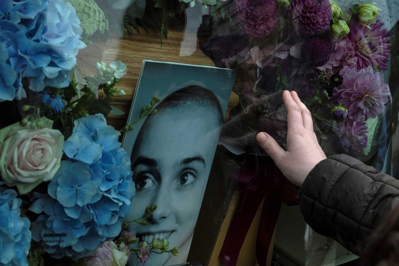 PEOPLE-SINEADOCONNOR/FUNERAL A hearse carrying the coffin of late Irish singer Sinead O'Connor passes outside her former home during her funeral procession as fans line the street to say their last goodbye to her, in Bray, Ireland, August 8, 2023. REUTERS/Clodagh Kilcoyne