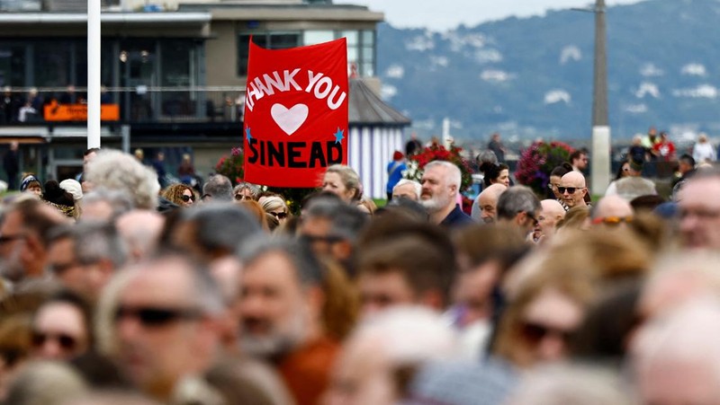A hearse carrying the coffin of late Irish singer Sinead O'Connor passes outside her former home during her funeral procession as fans line the street to say their last goodbye to her, in Bray, Ireland, August 8, 2023. REUTERS/Clodagh Kilcoyne