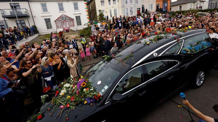 A hearse carrying the coffin of late Irish singer Sinead O'Connor passes outside her former home during her funeral procession as fans line the street to say their last goodbye to her, in Bray, Ireland, August 8, 2023. REUTERS/Clodagh Kilcoyne
