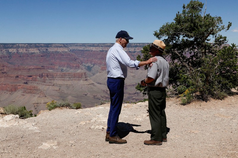 Presiden AS Joe Biden berbicara dengan Ed Keable, pengawas Taman Nasional Grand Canyon, di Taman Nasional Grand Canyon di Grand Canyon, Arizona, AS 8 Agustus 2023. Presiden AS Joe Biden berbicara dengan Ed Keable, pengawas Taman Nasional Grand Canyon, di Taman Nasional Grand Canyon di Grand Canyon, Arizona, AS 8 Agustus 2023. (REUTERS/Jonathan Ernst)