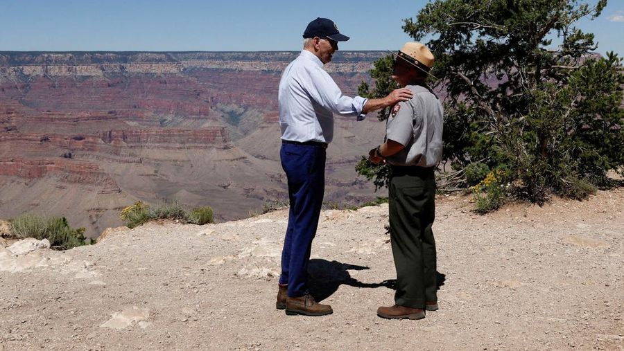 Presiden AS Joe Biden berbicara dengan Ed Keable, pengawas Taman Nasional Grand Canyon, di Taman Nasional Grand Canyon di Grand Canyon, Arizona, AS 8 Agustus 2023. (REUTERS/Jonathan Ernst)