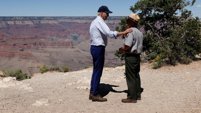 Presiden AS Joe Biden berbicara dengan Ed Keable, pengawas Taman Nasional Grand Canyon, di Taman Nasional Grand Canyon di Grand Canyon, Arizona, AS 8 Agustus 2023. (REUTERS/Jonathan Ernst)