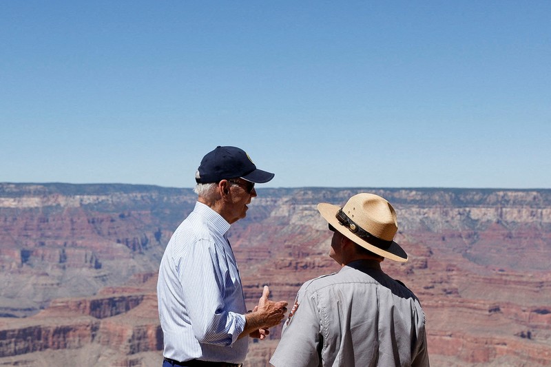 Presiden AS Joe Biden berbicara dengan Ed Keable, pengawas Taman Nasional Grand Canyon, di Taman Nasional Grand Canyon di Grand Canyon, Arizona, AS 8 Agustus 2023. (REUTERS/Jonathan Ernst)