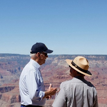 Intip Gaya Joe Biden Resmikan Taman Nasional di Arizona
