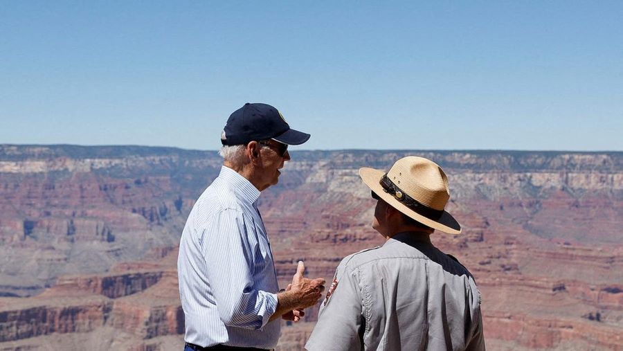 Presiden AS Joe Biden berbicara dengan Ed Keable, pengawas Taman Nasional Grand Canyon, di Taman Nasional Grand Canyon di Grand Canyon, Arizona, AS 8 Agustus 2023. (REUTERS/Jonathan Ernst)