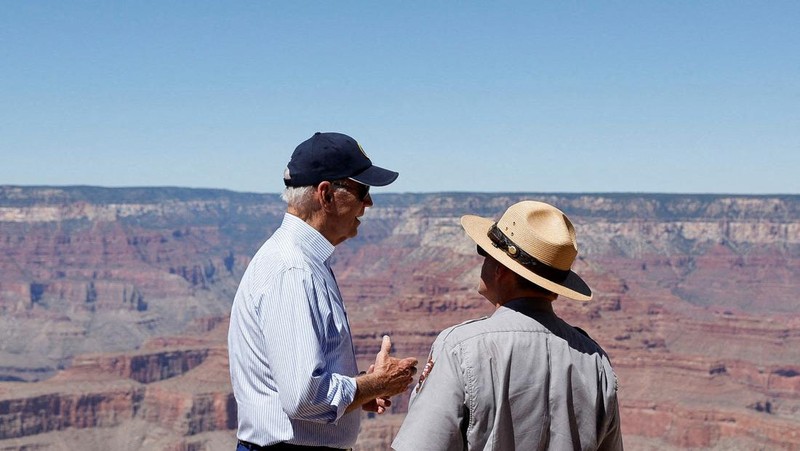 Presiden AS Joe Biden berbicara dengan Ed Keable, pengawas Taman Nasional Grand Canyon, di Taman Nasional Grand Canyon di Grand Canyon, Arizona, AS 8 Agustus 2023. (REUTERS/Jonathan Ernst)