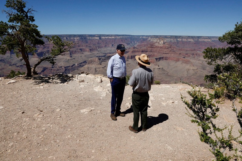 Presiden AS Joe Biden berbicara dengan Ed Keable, pengawas Taman Nasional Grand Canyon, di Taman Nasional Grand Canyon di Grand Canyon, Arizona, AS 8 Agustus 2023. Presiden AS Joe Biden berbicara dengan Ed Keable, pengawas Taman Nasional Grand Canyon, di Taman Nasional Grand Canyon di Grand Canyon, Arizona, AS 8 Agustus 2023. (REUTERS/Jonathan Ernst)