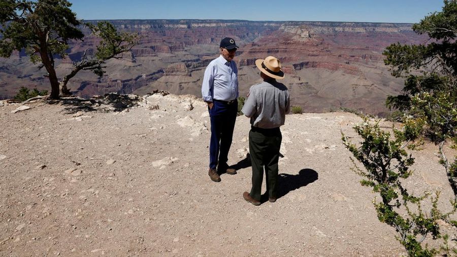 Presiden AS Joe Biden berbicara dengan Ed Keable, pengawas Taman Nasional Grand Canyon, di Taman Nasional Grand Canyon di Grand Canyon, Arizona, AS 8 Agustus 2023. (REUTERS/Jonathan Ernst)